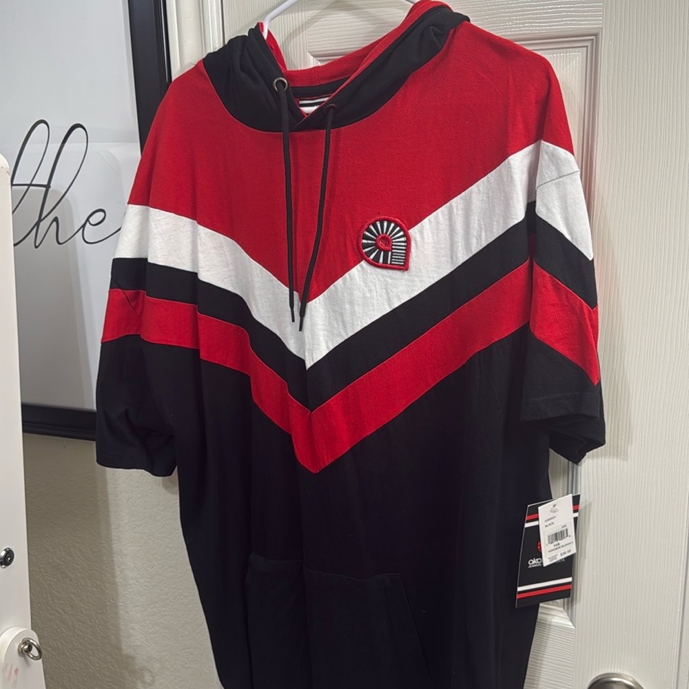 Men’s Akademiks Short Sleeved Hoodie NWT XL